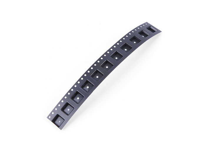 Μαύρες ταινίες μεταφορέων χρώματος αποτυπωμένες σε ανάγλυφο SMT, πλαστικό εξέλικτρο τσιπ των οδηγήσεων SMD που προσαρμόζεται